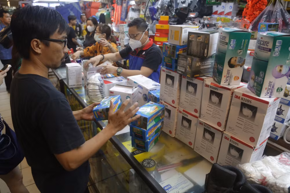 Precios de mascarillas en Yakarta suben abruptamente por nCoV ảnh 1