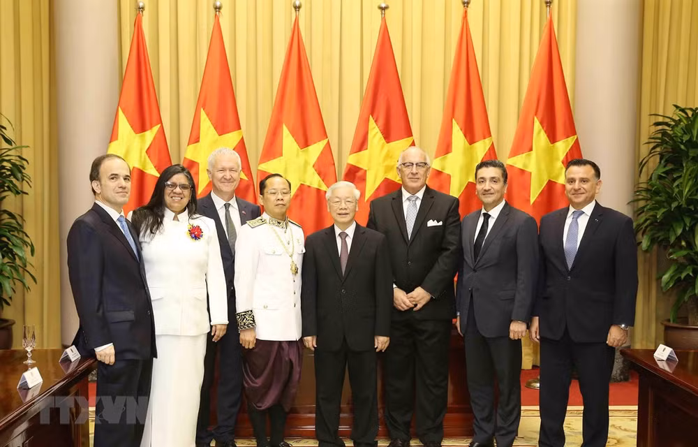 Recibe máximo dirigente de Vietnam a nuevos embajadores extranjeros ảnh 1