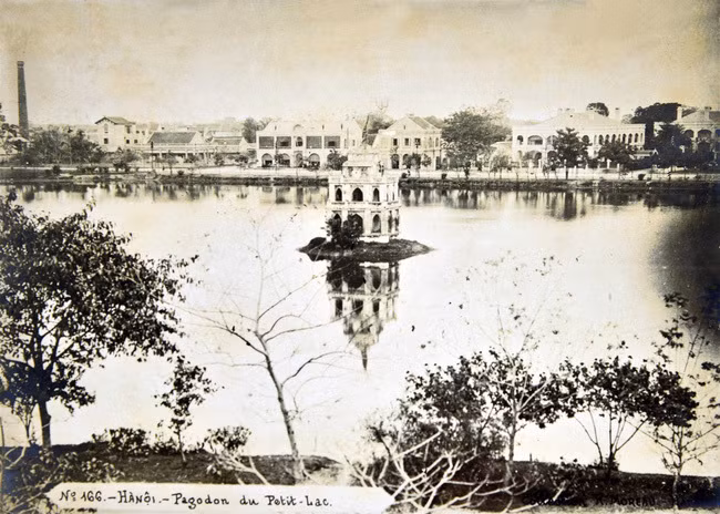 Historia del emblemático lago Hoan Kiem contada a través de fotos y documentos ảnh 1