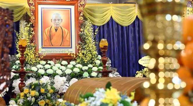 Presidente vietnamita rinde tributo a Patriarca Supremo de Sangha Budista ảnh 2 Presidente vietnamita rinde tributo a Patriarca Supremo de Sangha Budista ảnh 2