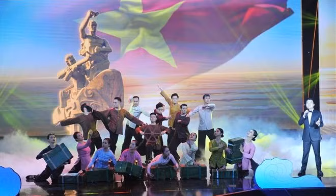 Celebran programa artístico por 60 aniversario de apertura de ruta marítima Ho Chi Minh ảnh 1