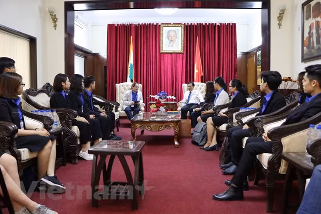 Embajador vietnamita en Nueva Delhi se reúne con estudiantes destacados de su país ảnh 1