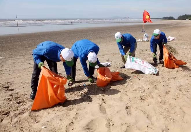 Unen manos para limpiar playas de Ha Long ảnh 1 Unen manos para limpiar playas de Ha Long ảnh 1