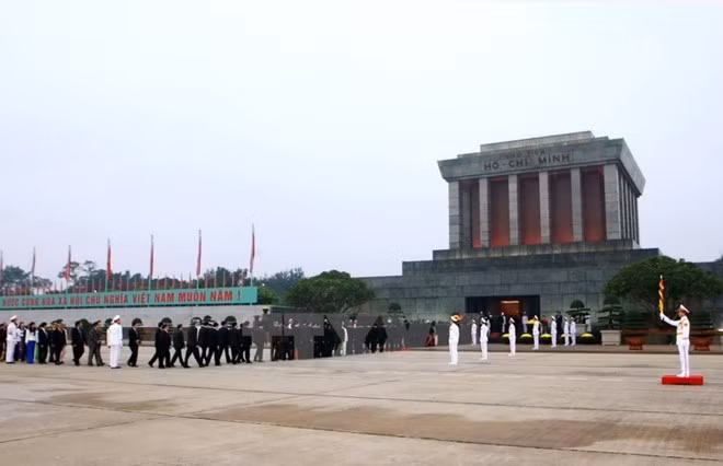 Más de 92 mil personas visitan Mausoleo de Ho Chi Minh en ocasión de su natalicio ảnh 1