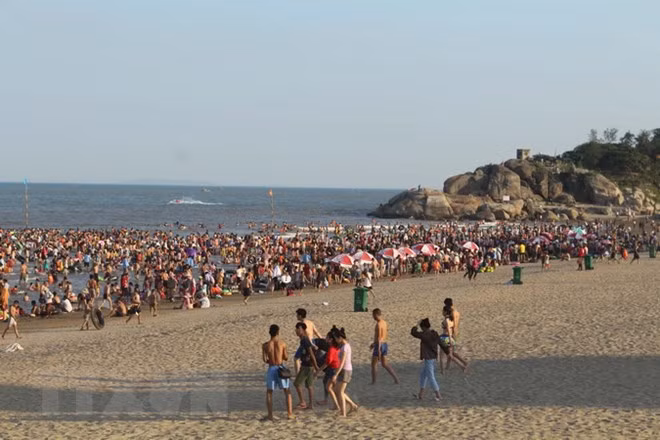 Provincia costera de Thanh Hoa recibe a casi 600 mil viajeros en días feriados ảnh 1