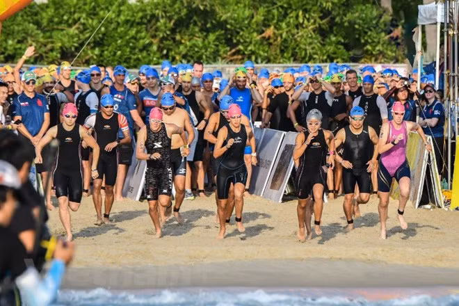 Mil 600 atletas participan en competencia de triatlón en Da Nang ảnh 1