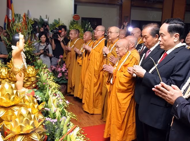 Budistas en Vietnam celebran Día de Vesak 2562 ảnh 1