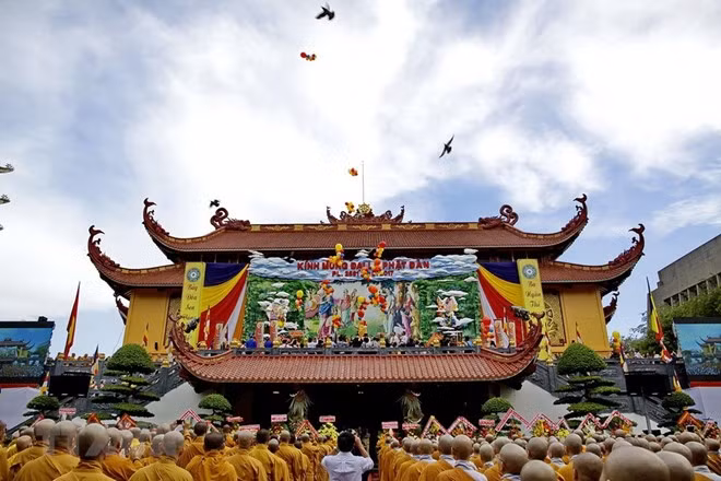 Jefa de movilización de masas de Vietnam felicita a dignatario budista en Día de Vesak ảnh 1