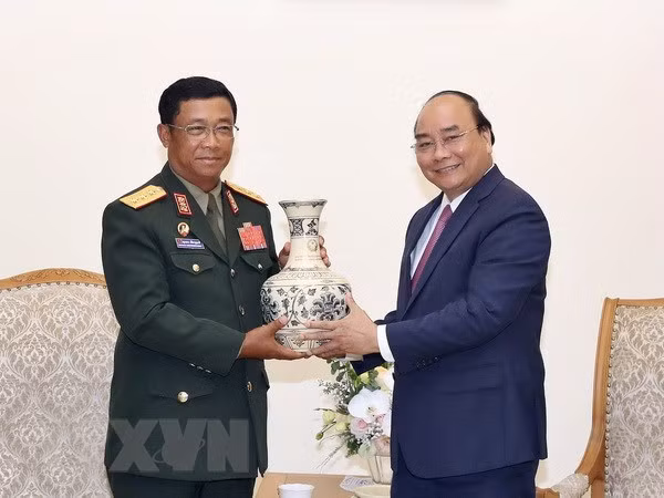 Premier de Vietnam recibe a jefe del Estado Mayor General de Ejército de Laos ảnh 1