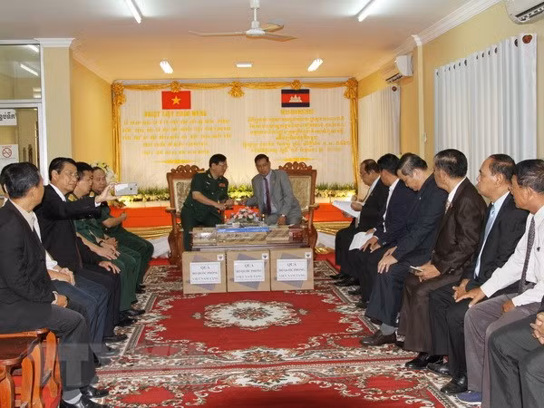 Vietnam asiste al desarrollo de Camboya ảnh 1