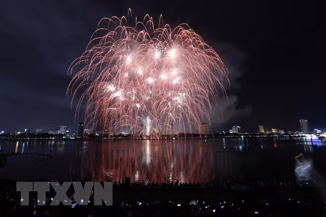 Impresionantes espectáculos pirotécnicos brillan cielo nocturno de ciudad vietnamita de Da Nang ảnh 1 Impresionantes espectáculos pirotécnicos brillan cielo nocturno de ciudad vietnamita de Da Nang ảnh 1