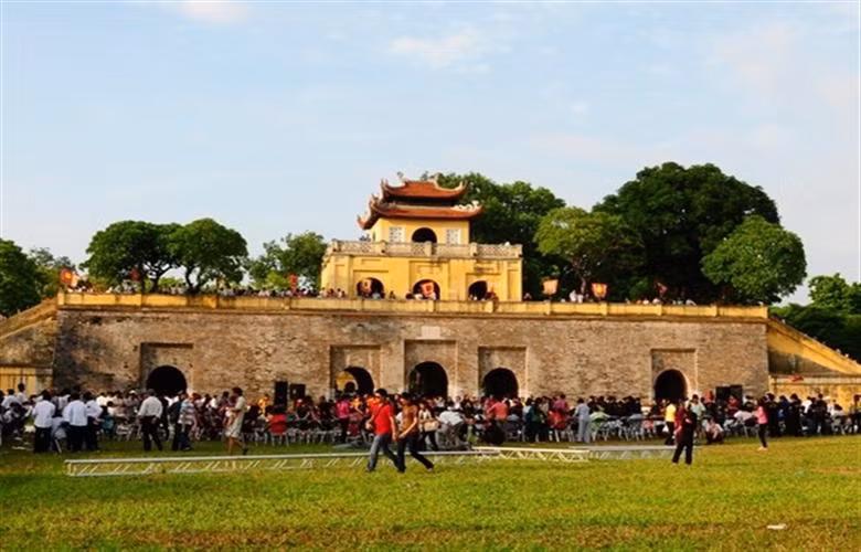 Aluvión de viajeros en días feriados en sitios turísticos en Vietnam ảnh 1
