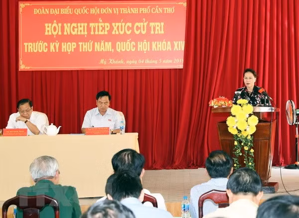 Presidenta parlamentaria vietnamita intercambia con votantes sobre situación socioeconómica ảnh 1
