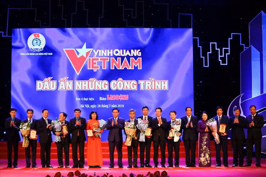 Honran en Vietnam obras sobresalientes en proceso de construcción del país ảnh 1