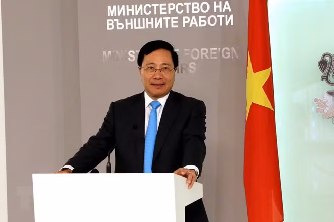 Continúa viceprimer ministro Pham Binh Minh su visita en Rumania ảnh 1