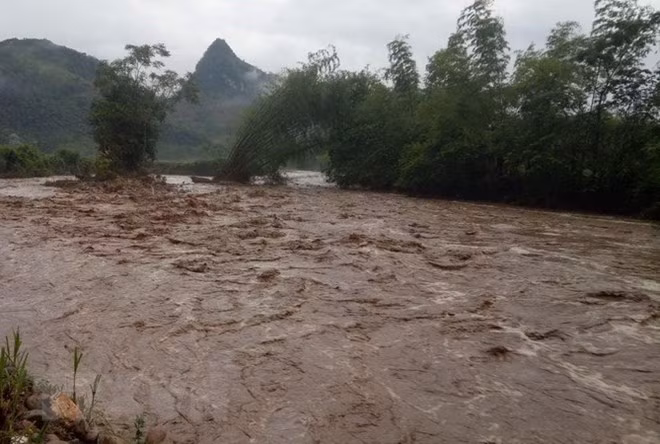 Socorristas de Vietnam salvan a más de cinco mil personas afectadas por desastres naturales en 2017 ảnh 1 Socorristas de Vietnam salvan a más de cinco mil personas afectadas por desastres naturales en 2017 ảnh 1