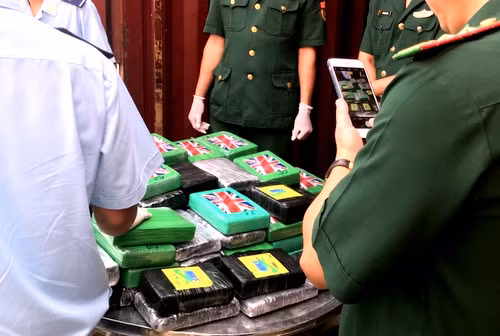 Vietnam confisca 100 paquetes de cocaína en contenedor con chatarra ảnh 1 Vietnam confisca 100 paquetes de cocaína en contenedor con chatarra ảnh 1