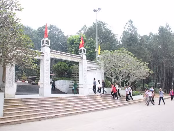 Rinden tributo a voluntarias caídas en encrucijada Dong Loc ảnh 1