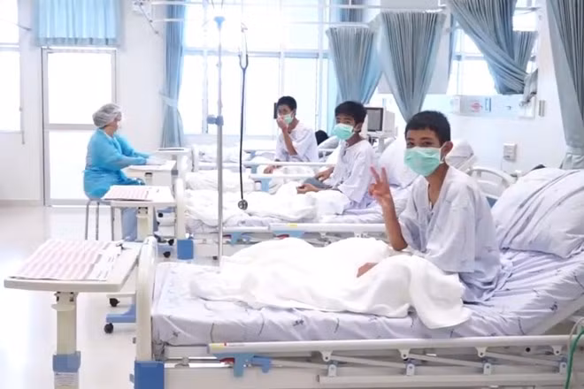 Artistas tailandeses pintan operación de rescate de niños en cueva de Tham Luang ảnh 1 Artistas tailandeses pintan operación de rescate de niños en cueva de Tham Luang ảnh 1