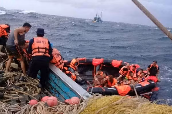 Tailandia: Hallan 13 cadáveres tras naufragio de barco en Phuket ảnh 1 Tailandia: Hallan 13 cadáveres tras naufragio de barco en Phuket ảnh 1