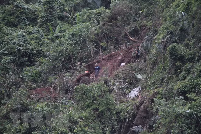 Recuperan cadáveres de pilotos en accidente de avión militar en Vietnam ảnh 1