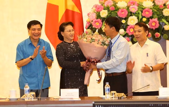 Presidenta parlamentaria de Vietnam se reúne con destacados trabajadores ảnh 1 Presidenta parlamentaria de Vietnam se reúne con destacados trabajadores ảnh 1