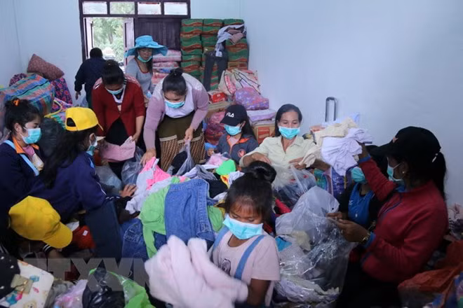 Gobierno, organizaciones y entidades vietnamitas apoyan con donaciones a víctimas del colapso de presa en Laos ảnh 1