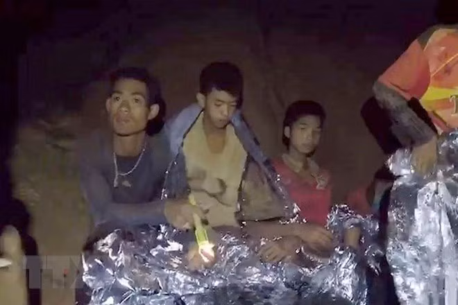 En estado estable de salud los primeros rescatados en la cueva en Tailandia ảnh 1