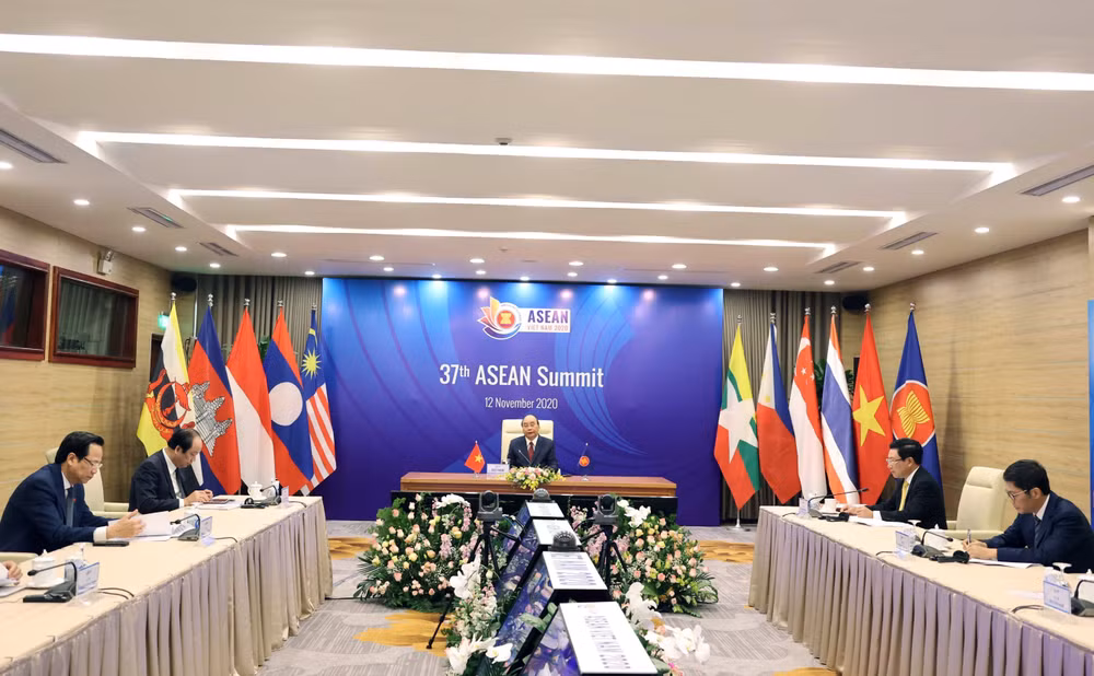 Primer ministro de Vietnam preside la sesión plenaria del XXXVII Cumbre de la ASEAN ảnh 1