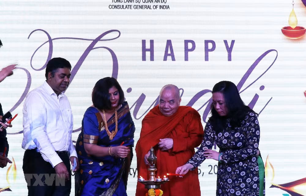 Celebran en Ciudad Ho Chi Minh festival hindú de las luces Diwali ảnh 1 Celebran en Ciudad Ho Chi Minh festival hindú de las luces Diwali ảnh 1