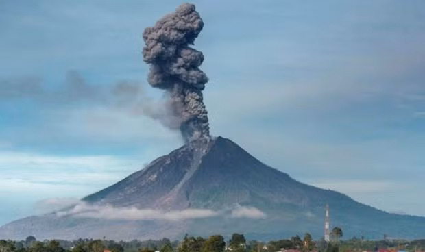 Volcán de Indonesia expulsa cenizas a cuatro kilómetros de altura ảnh 1