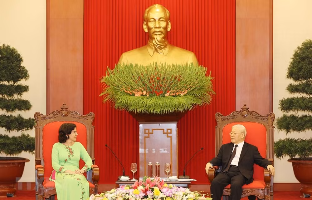 Máximo dirigente vietnamita recibe a embajadora cubana ảnh 1
