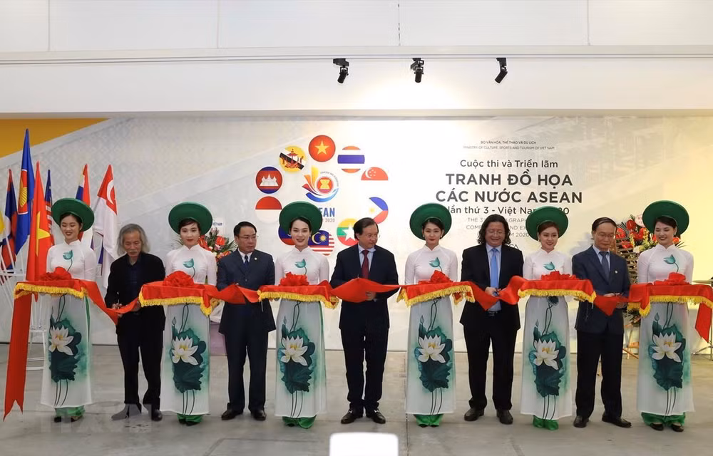 Deleita al público exposición de pinturas “ASEAN y el otoño en Hanoi” ảnh 1