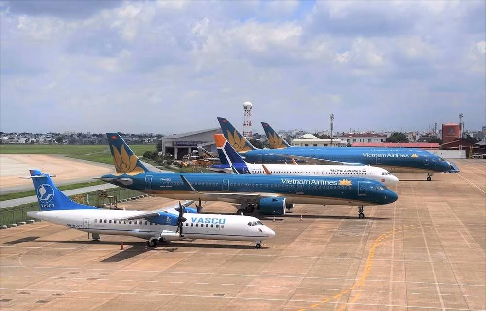 Líneas aéreas reajusten horario de vuelos debido a impactos del tifón Goni ảnh 1 Líneas aéreas reajusten horario de vuelos debido a impactos del tifón Goni ảnh 1