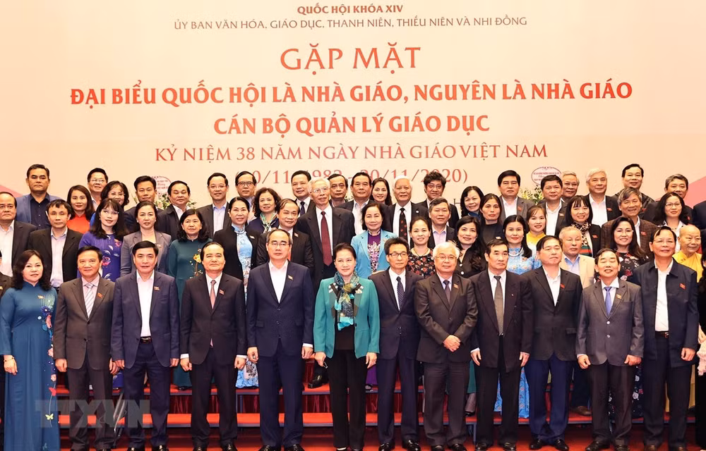 Honra máxima legisladora de Vietnam a maestros nacionales ảnh 1
