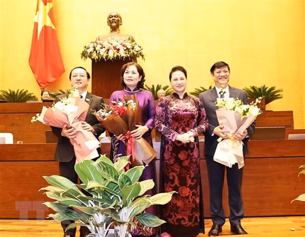Parlamento vietnamita avala designación de ministros y gobernador del Banco Estatal ảnh 1