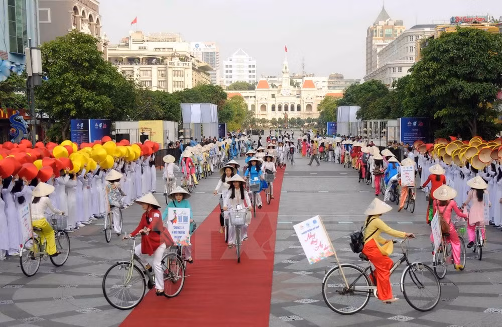 [Galería] Miles de estudiantes desfilan con Ao Dai en Ciudad Ho Chi Minh ảnh 6