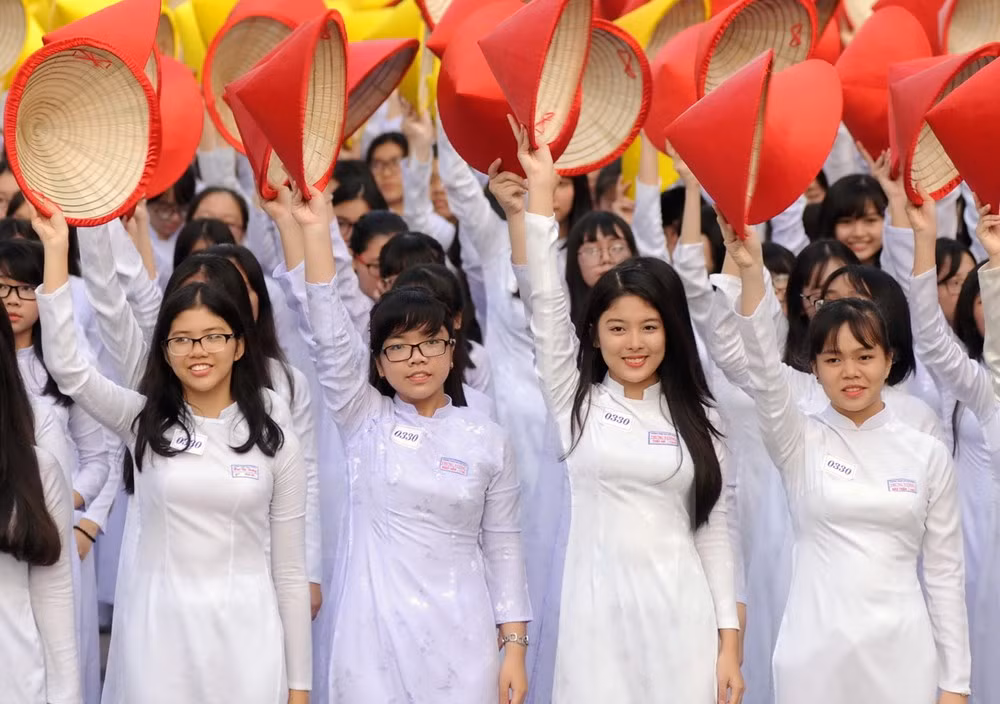 [Galería] Miles de estudiantes desfilan con Ao Dai en Ciudad Ho Chi Minh ảnh 4