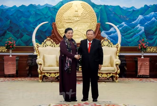 Dirigentes de Laos reciben a vicepresidenta de Asamblea Nacional de Vietnam ảnh 1
