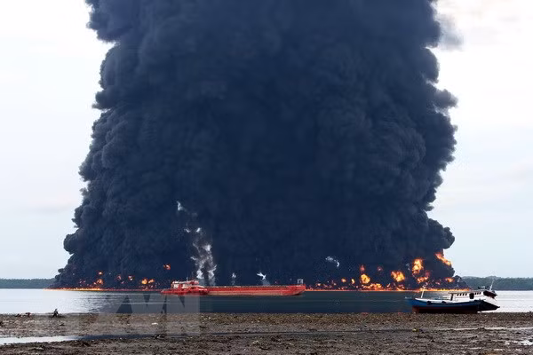 Indonesia: dos muertos en incendio por derrame de petróleo ảnh 1