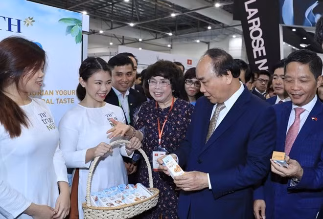 Premier de Vietnam visita pabellón nacional en Feria de Alimentos de Asia en Singapur ảnh 1