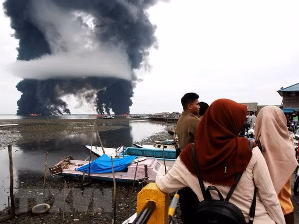 Indonesia declara estado de emergencia por derrame de petróleo ảnh 1 Indonesia declara estado de emergencia por derrame de petróleo ảnh 1