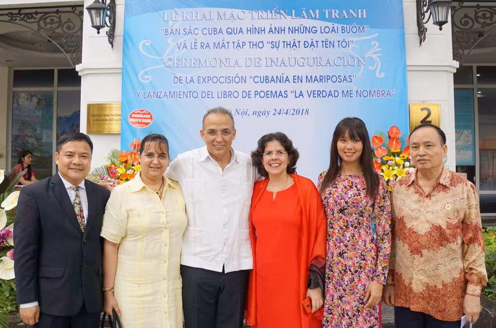Presentan en Hanoi pinturas y libro de Héroe Cubano Antonio Guerrero ảnh 3
