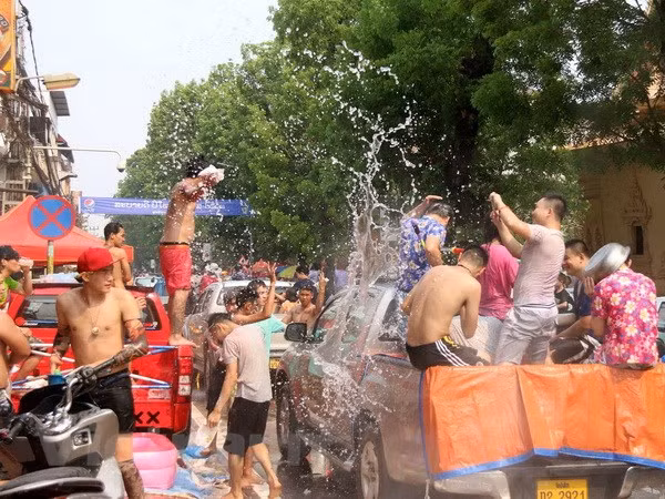Estudiantes laosianos celebran su año nuevo tradicional en Vietnam ảnh 1