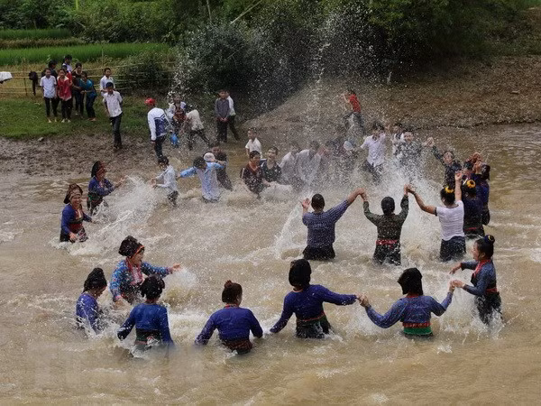 Vietnam: Grupo étnico de Laos celebra festival de salpicaduras de agua ảnh 1 Vietnam: Grupo étnico de Laos celebra festival de salpicaduras de agua ảnh 1