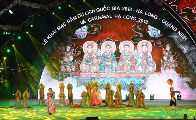 Luces y músicas amenizan ambiente de Ha Long en apertura de Año del Turismo 2018 de Vietnam ảnh 1
