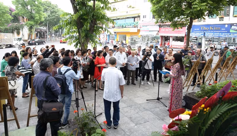 Presentan en Hanoi pinturas y libro de Héroe Cubano Antonio Guerrero ảnh 1