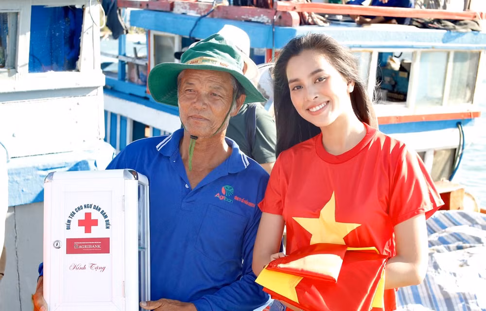 Entregan más de mil banderas nacionales a pescadores en la isla de Phu Quoc ảnh 1