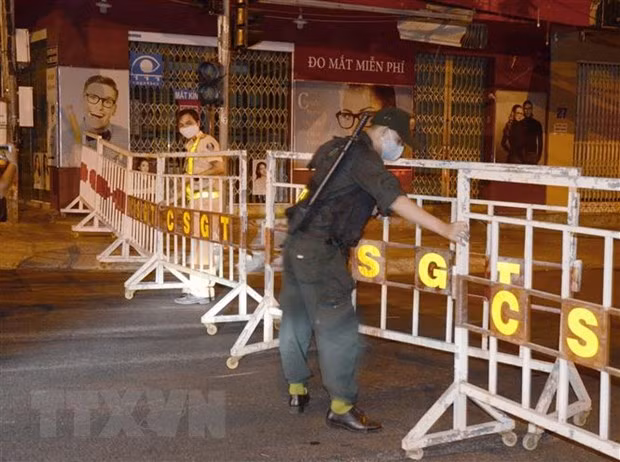 Suspenden servicios de transporte aéreo, ferroviario y terrestre con destino a Da Nang ảnh 1