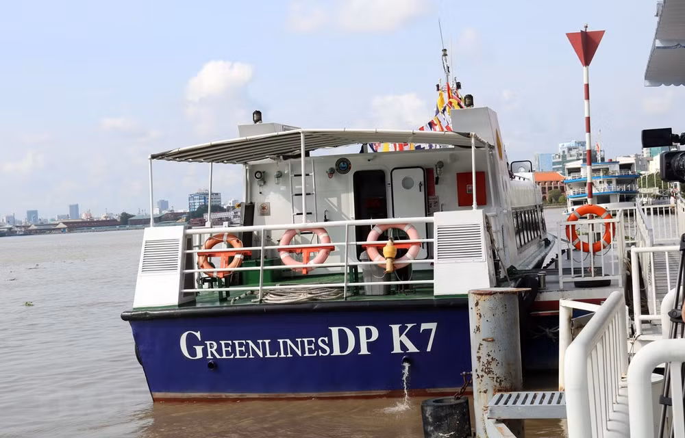 Ciudad Ho Chi Minh opera primera ruta turística de transporte fluvial ảnh 1